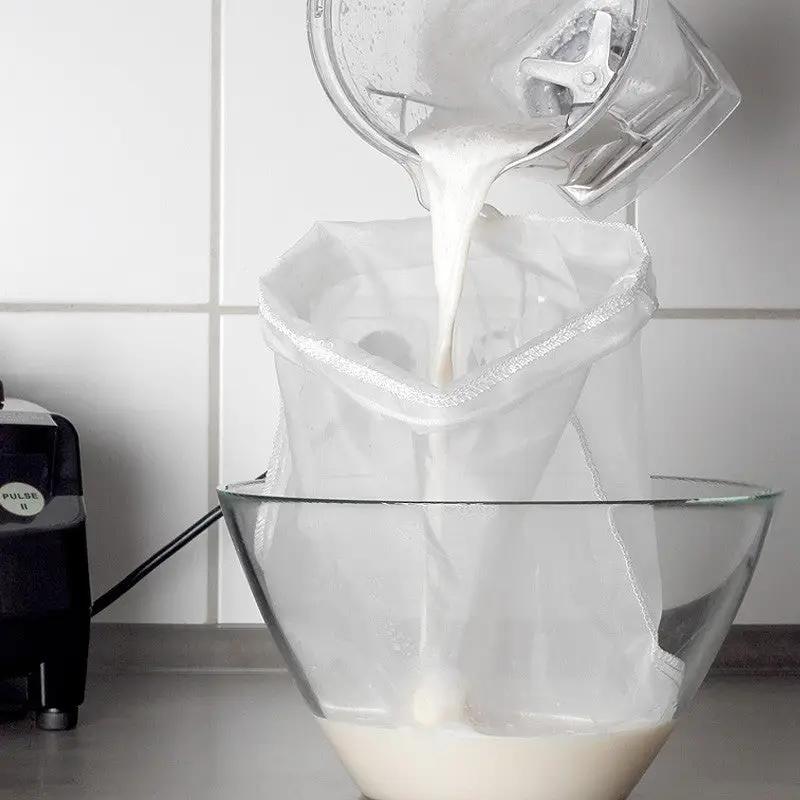 Nussmilch-Beutel Anwendung.Nussmilch wird in Beutel gegossen.