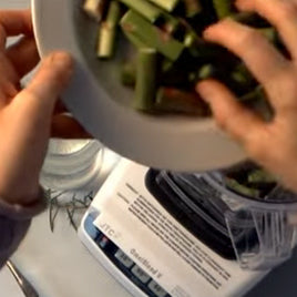 Video Thumbnail Spargelcremesuppe Zubereitung Zutaten in Mixbehälter