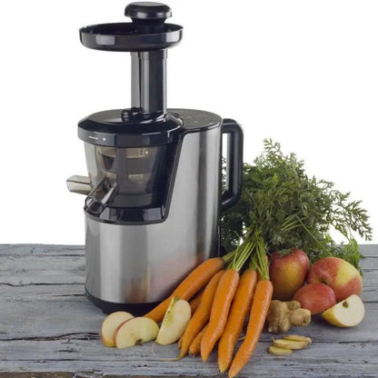 OmniJuice Plus Slow Juicer mit Gemüse-Zutaten auf Holztisch